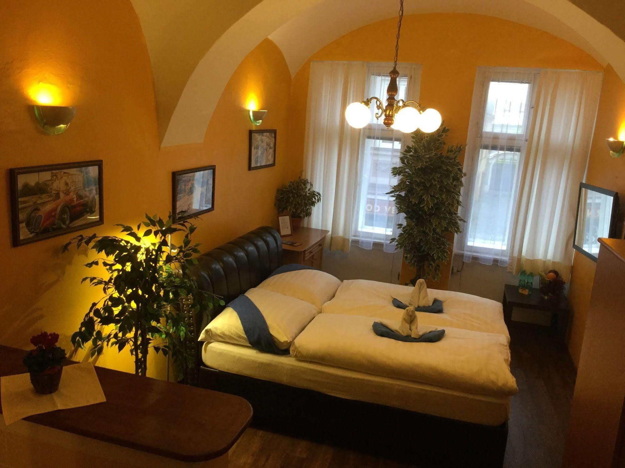 Centrum Tiffany Pension Домажлице Экстерьер фото