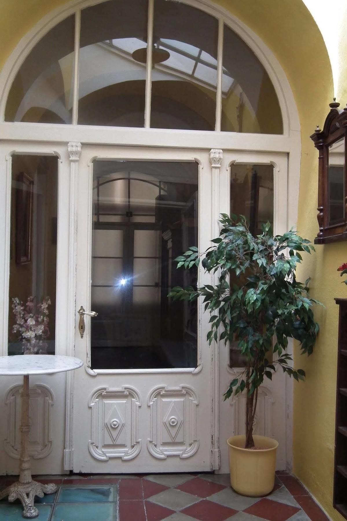 Centrum Tiffany Pension Домажлице Экстерьер фото